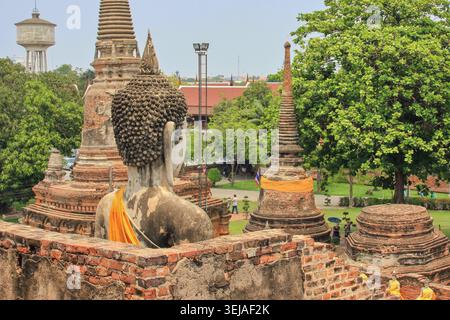 Vue arrière de l'ancienne statue de Bouddha surplombant les ruines du temple historique et les stupas à Wat Yai Chai Mongkhon à Ayutthaya, Thaïlande. Banque D'Images