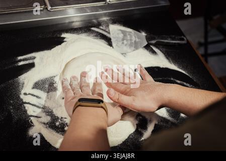 Procédé de fabrication et de cuisson de pizzas Banque D'Images
