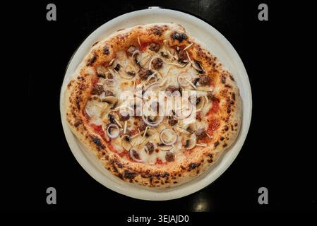 Procédé de fabrication et de cuisson de pizzas Banque D'Images