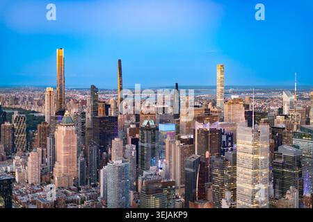 Une vue panoramique sur le paysage urbain de Manhattan avec ses gratte-ciel distincts et ses fines tours Billionaires Row au crépuscule. Banque D'Images