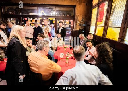 Berlin, Allemagne. 28 mai 2026. Sahra Wagenknecht (R), fondatrice du parti BSW et directrice de la BSW Basic Values Commission, s'entretient avec les participants lors d'une tournée des pubs BSW à 'E. & M. Leydicke' à Berlin-Schöneberg. Dans la perspective des élections législatives de Berlin le 20 septembre 2026, le BSW organise un rassemblement et invite les gens à visiter un pub avec le fondateur du parti, Wagenknecht. Crédit : Christoph Soeder/dpa/Alamy Live News Banque D'Images