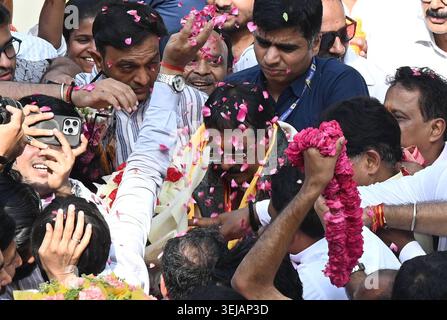 NEW DELHI, INDE - MAI 28 : un travailleur du Parti BJP de Delhi célèbre la charge du nouveau président du BJP de Delhi Harsh Malhotra au bureau du BJP de Delhi à New Delhi Inde le jeudi 28 mai 2026. Photo de Sonu Mehta/Hindustan Times le ministre de l'Union Harsh Malhotra nommé président du BJP de New Delhi Banque D'Images