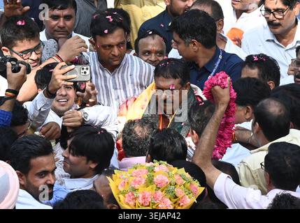 NEW DELHI, INDE - MAI 28 : un travailleur du Parti BJP de Delhi célèbre la charge du nouveau président du BJP de Delhi Harsh Malhotra au bureau du BJP de Delhi à New Delhi Inde le jeudi 28 mai 2026. Photo de Sonu Mehta/Hindustan Times le ministre de l'Union Harsh Malhotra nommé président du BJP de New Delhi Banque D'Images
