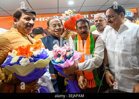 NEW DELHI, INDE - MAI 28 : le président sortant du BJP de Delhi, Virendra Sachdeva, ainsi que les dirigeants du BJP, félicitent Harsh Malhotra, récemment nommé président du BJP de Delhi, lors d'un événement au bureau du BJP le 28 mai 2026 à New Delhi, en Inde. Photo de Sanjeev Verma/Hindustan Times le ministre de l'Union Harsh Malhotra nommé président du BJP à New Delhi Banque D'Images