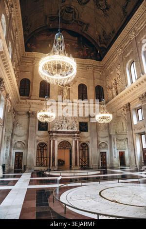 Amsterdam, pays-Bas - 18 avril 2026 : Burgerzaal intérieur du Palais Royal Amsterdam avec lustres, sculptures en marbre et le monde historique Banque D'Images