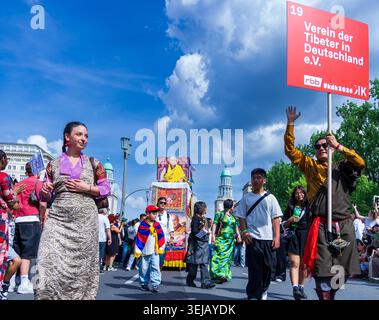 Berlin, Allemagne – 24 mai 2026 : Les membres de l'« Association des Tibétains en Allemagne e.V. » participent au Carnaval des Cultures Banque D'Images