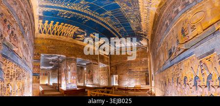 Superbe vue panoramique sur l'intérieur richement décoré de la tombe du pharaon Seti I dans la vallée des Rois, Louxor, Egypte. Le plafond voûté Banque D'Images