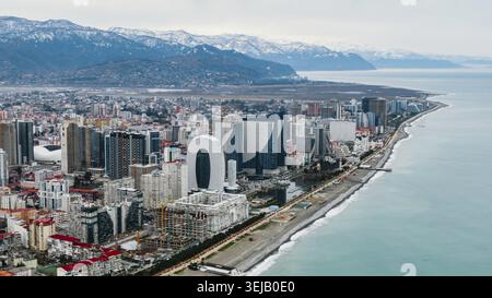 Panorama aérien révélant le paysage urbain de batoumi, avec gratte-ciel contemporains, hôtels de luxe, complexes résidentiels bordant la côte de la mer Noire, sn Banque D'Images