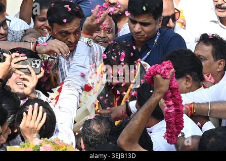 New Delhi, Inde. 28 mai 2026. NEW DELHI, INDE - MAI 28 : un travailleur du Parti BJP de Delhi célèbre la charge du nouveau président du BJP de Delhi Harsh Malhotra au bureau du BJP de Delhi à New Delhi Inde le jeudi 28 mai 2026. (Photo de Sonu Mehta/Hindustan Times/Sipa USA) crédit : Sipa USA/Alamy Live News Banque D'Images