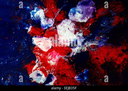 Composition artistique fluide abstraite dynamique avec des textures de peinture rouge intense, blanche et bleu profond avec un mouvement spectaculaire et de riches détails acryliques. Mod Banque D'Images