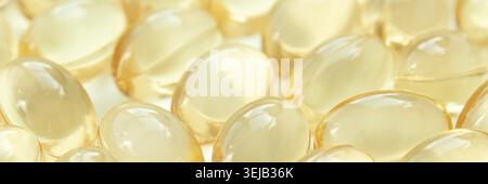 Gros plan de capsules d'huile de poisson translucides avec un éclairage doux sur fond blanc Banque D'Images
