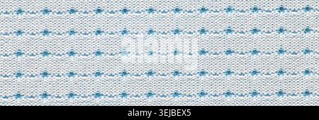 Gros plan de tricot géométrique bleu et blanc avec motif symétrique et surface texturée Banque D'Images