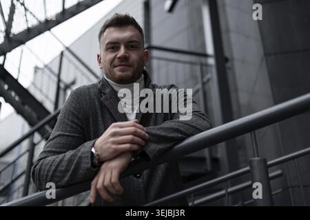Portrait d'un homme fort et brutal sur une volée d'escaliers Banque D'Images