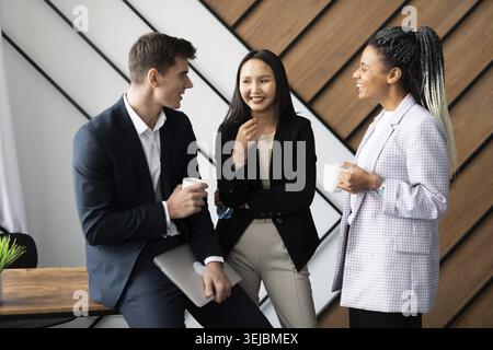 Les collègues au bureau communiquent pendant une pause de travail Banque D'Images