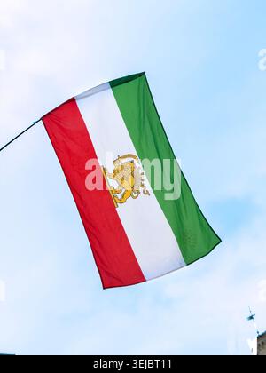 République islamique d'Iran historique avec le lion et l'emblème du soleil ondulant dans le ciel Banque D'Images