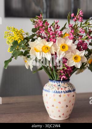 Bouquet de fleurs de printemps avec jonquilles dans un vase décoratif Banque D'Images