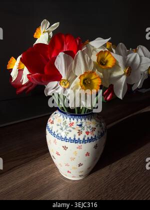 Nature morte avec bouquet printanier dans un vase à motifs Banque D'Images