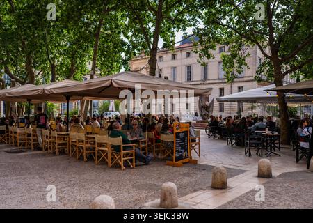 Terrasse de café à Montpellier, France Banque D'Images