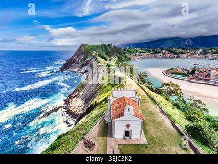 Coucher de soleil sur la ville de Ribadesella.Asturias, Espagne. Stock photo Banque D'Images