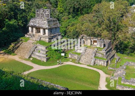 Temple maya du soleil dans la forêt tropicale du Chiapas, Palenque, Mexique. Banque D'Images