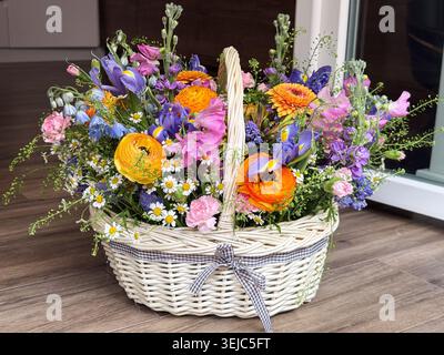 Abondant panier de fleurs coloré ranunculus iris gerbera Marguerite Banque D'Images