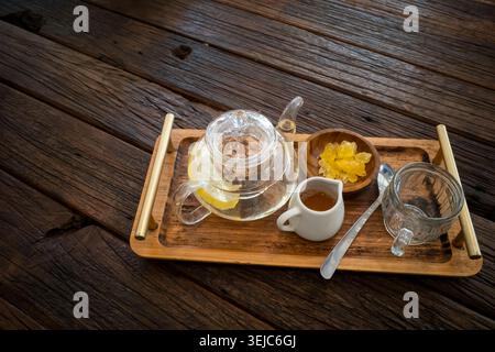 Un ensemble de boissons à base de plantes avec de la citronnelle, du thé, du gingembre, du miel et divers rhizomes, sur une vieille table en bois. Banque D'Images