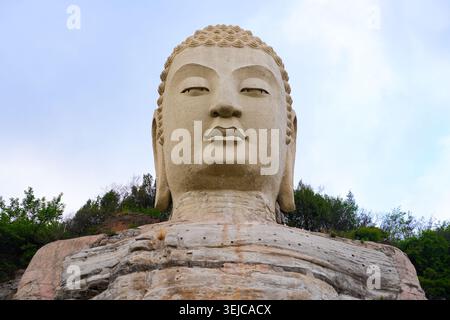 Vue rapprochée de la tête en pierre reconstruite du Bouddha géant historique de Mengshan dans le Shanxi, en Chine Banque D'Images