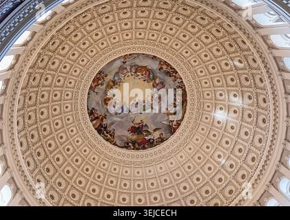 Détail du fresque "Apothéose de Washington" par Constantino Brumidi sur le plafond à caissons de la rotonde du Capitole des États-Unis, Capitol Hill, Washington DC, États-Unis Banque D'Images