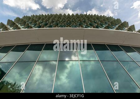 Panneaux de toit épineux et façade en verre de l'Esplanade Theatres sur la baie, Singapour Banque D'Images