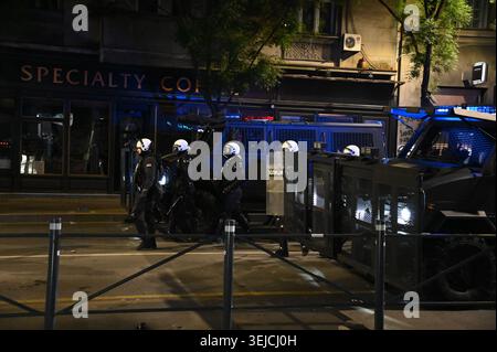 La police anti-émeute avec des véhicules blindés se prépare à un affrontement avec un petit groupe de manifestants agressifs après la fin d'un rassemblement antigouvernemental de masse Banque D'Images