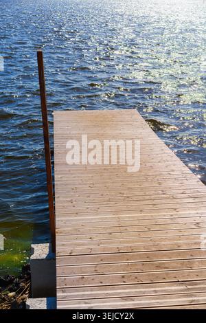 Jetée en bois sur le lac dans la journée ensoleillée d'été, Liepaja, Lettonie. Banque D'Images