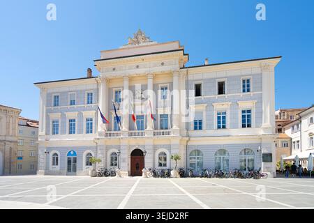 Piran, Slovénie. 26 mai 2026. vue extérieure de l'hôtel de ville dans le centre-ville Banque D'Images