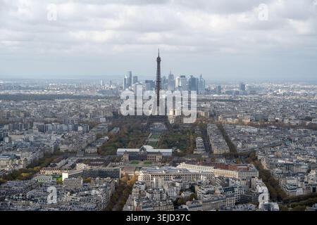 Vue centrée sur la Tour Eiffel au-dessus de Paris avec des tours modernes lointaines, photographiée depuis le pont d'observation de la Tour Montparnasse. Banque D'Images