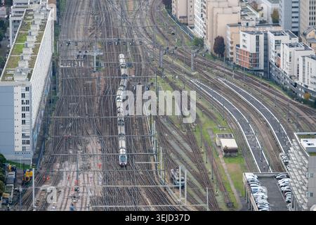 Vue surélevée d'un carrefour ferroviaire avec un TGV SNCF et plusieurs voies près de la Gare Montparnasse à Paris, France. Banque D'Images