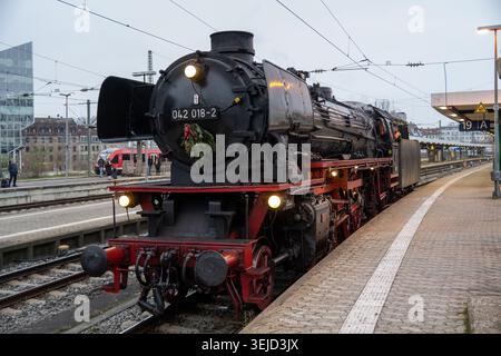 Nuremburg, Allemagne - 24 novembre 28 : vue rapprochée de la locomotive à vapeur 042 018-2 avec équipe ferroviaire sur un quai à Nuremberg, Bavière, Allemagne. Banque D'Images