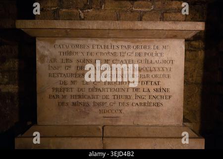 Paris, France - 8 Nov 24 : vue de face d'une plaque de pierre gravée dans les catacombes de Paris, Paris, Île-de-France, France, éclairée par la lumière artificielle agai Banque D'Images
