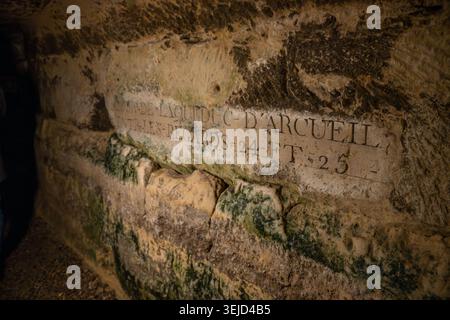 Paris, France - 8 novembre 24 : vue oblique d'une inscription française sculptée sur calcaire humide dans les catacombes de Paris, Paris, Île-de-France, France, avec Banque D'Images