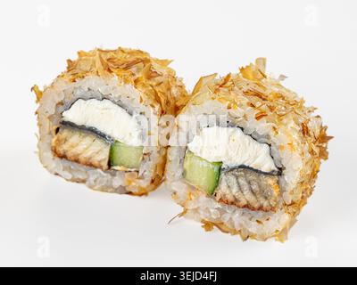 Gros plan de deux rouleaux de sushi uramaki japonais avec anguille, fromage à la crème et concombre, recouverts de flocons de bonite. Plan studio propre isolé sur un bac blanc Banque D'Images