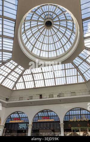 Vue intérieure du Corn Exchange de Manchester montrant le toit vitré en dôme. Banque D'Images