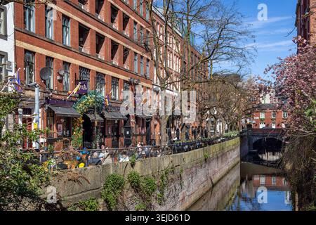 Dîner en plein air le long de Canal Street dans le quartier gay de Manchester, Angleterre Banque D'Images