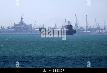 Navire de charge naviguant sur la mer Noire près du port de la ville de Bourgas en Bulgarie Banque D'Images