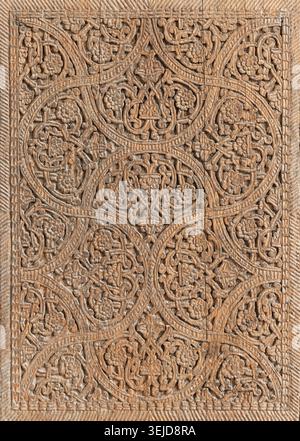 Panneau en bois sculpté à la main avec des motifs floraux et géométriques complexes avec une texture rustique chaude, idéal pour la décoration intérieure, les arrière-plans, le traditi Banque D'Images