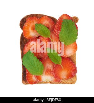 Sandwich avec tranches de fraises rouges et feuilles de menthe sur une tranche de pain, vue de dessus Banque D'Images