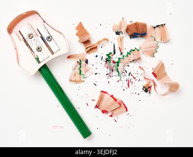 Crayon en bois vert et taille-crayon sur fond blanc, vue de dessus Banque D'Images