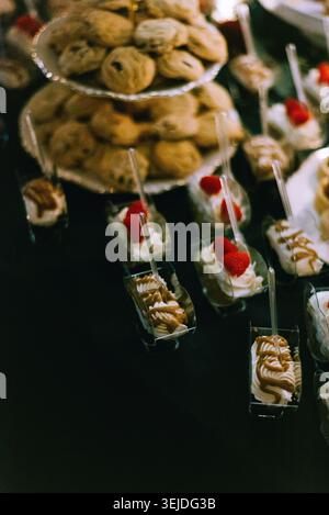 Parfaits dessert miniatures et biscuits en vitrine Banque D'Images