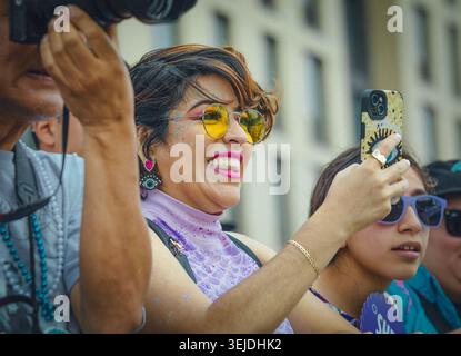 Une femme filme la Parade des sirènes avec la caméra de son téléphone Banque D'Images