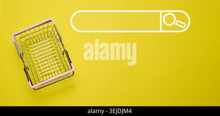 Panier miniature vide sur fond jaune, vue de dessus Banque D'Images