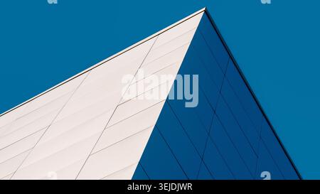 Fragment coin d'un bâtiment moderne sur un fond bleu Banque D'Images