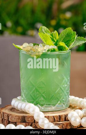 Cocktail créatif à la menthe verte avec pop boba Banque D'Images