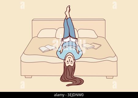 Bonne femme couché sur le lit livre de lecture Banque D'Images